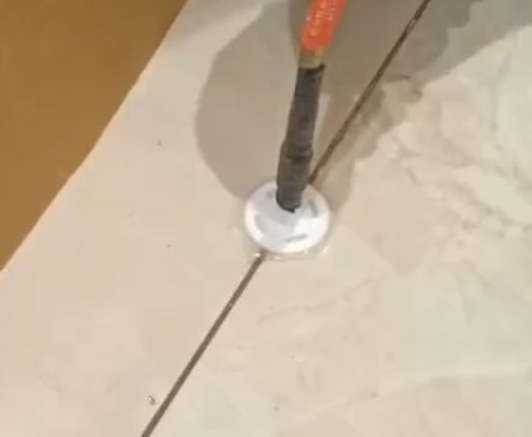 湖南瓷砖空鼓维修公司专业解答瓷砖在铺贴过程中，如果没有涂抹均匀到位的粘结材料（如水泥砂浆或瓷砖胶），可能会导致以下问题