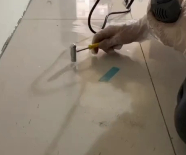湖南瓷砖开裂维修公司专业分享瓷砖在铺贴前如果没有沥干水分，将会导致以下问题
